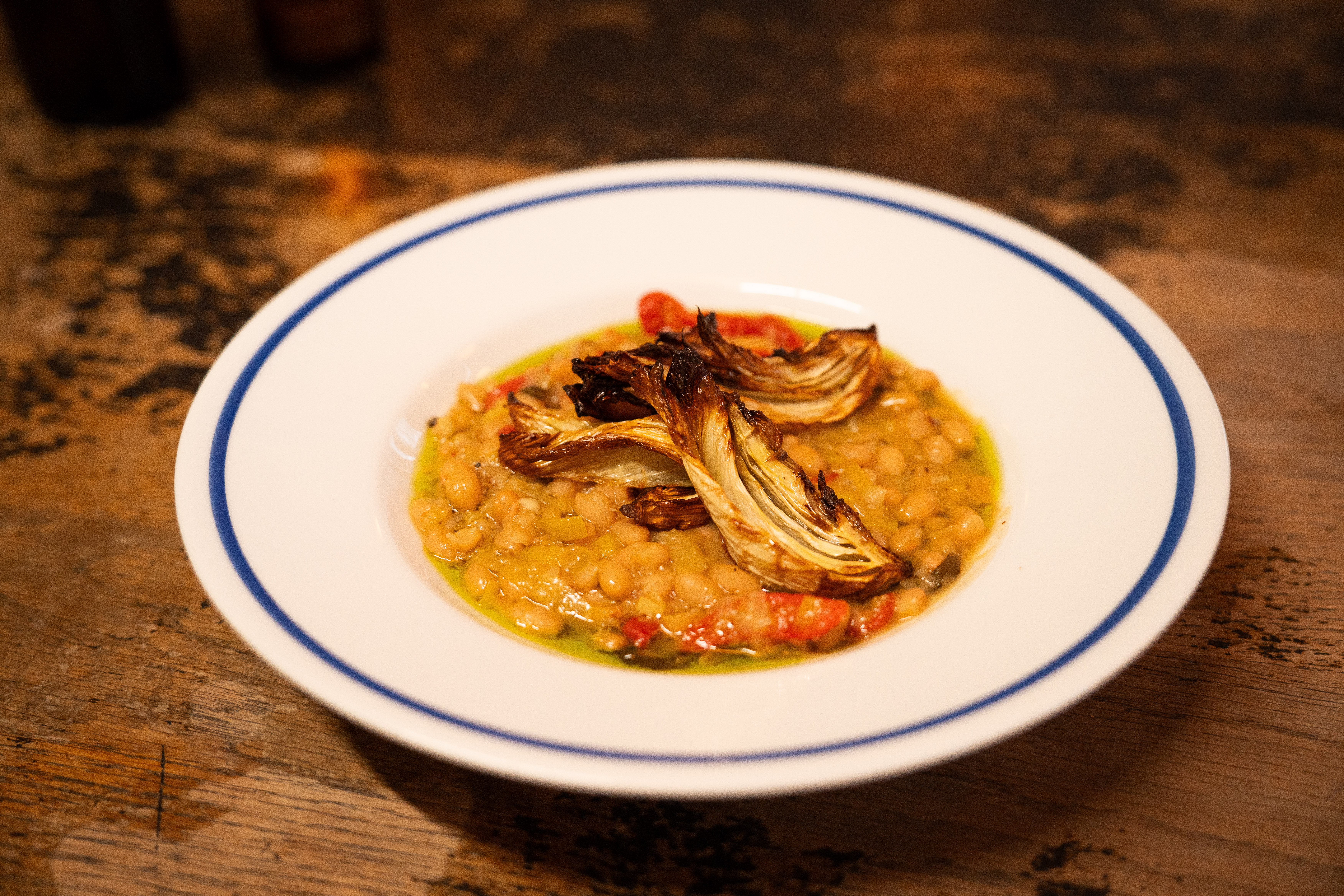 Wittebonencassoulet met geroosterde paprika en dragon, zoetige venkel en cherrytomaat